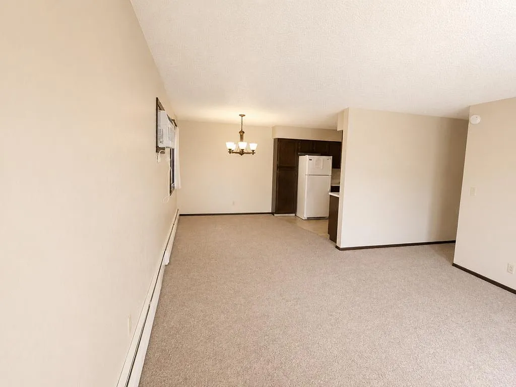 1025 Laramie Dr — Photo 3