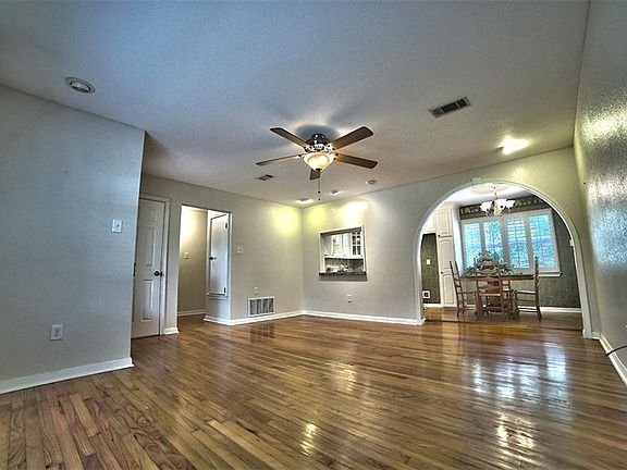 2nd image of 1918 La Porte Dr