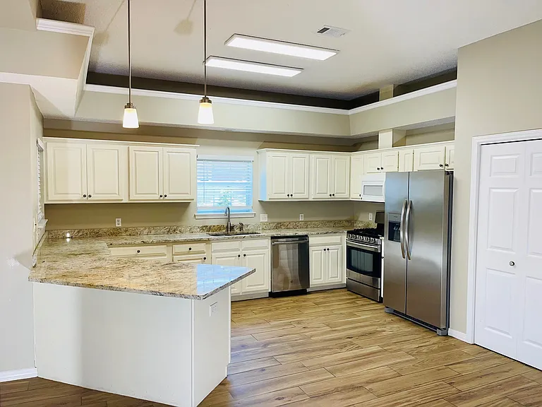 426 Ridge Wood Cir — Photo 2