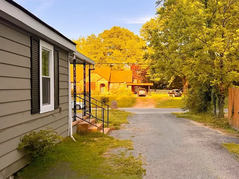 2597 Henderson St — Photo 3