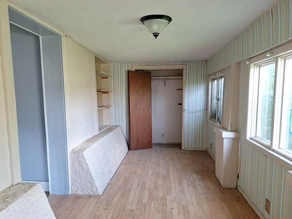 3rd image of 380 Woodrow St