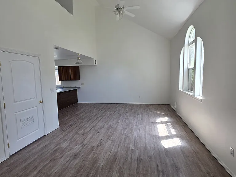 1819 Pleasant St — Photo 3