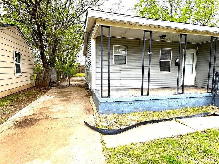 313 W Peach St — Photo 2