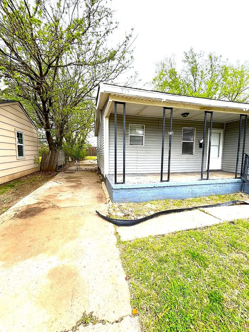 Building Photo - 313 W Peach St