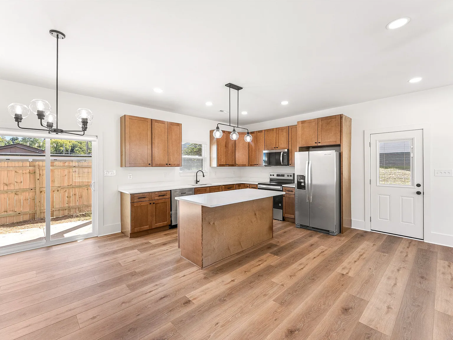 3 bed, 1364 sqft, $2,400 — Photo 1
