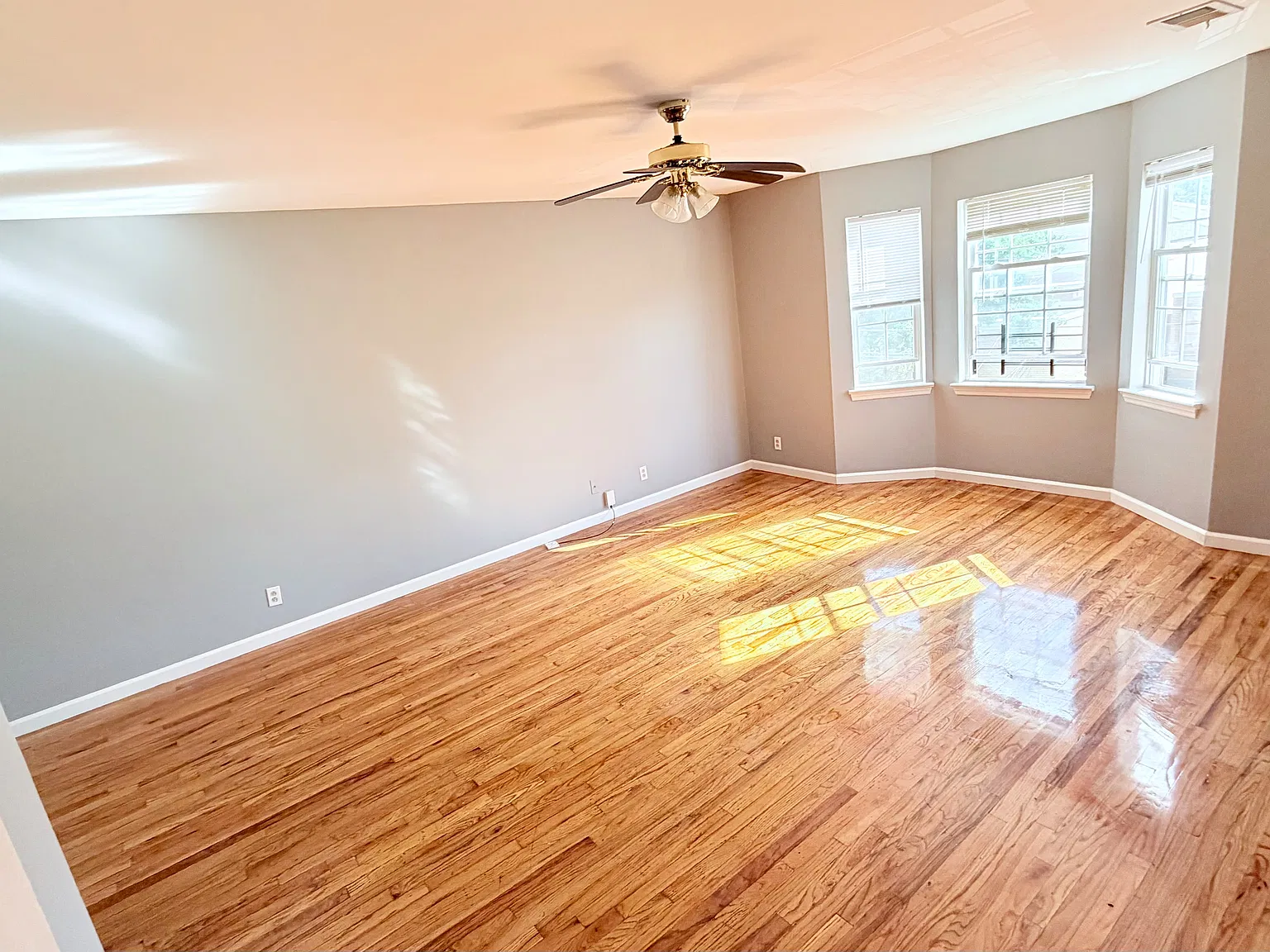 3 bed, 2500 sqft, $2,300 — Photo 2