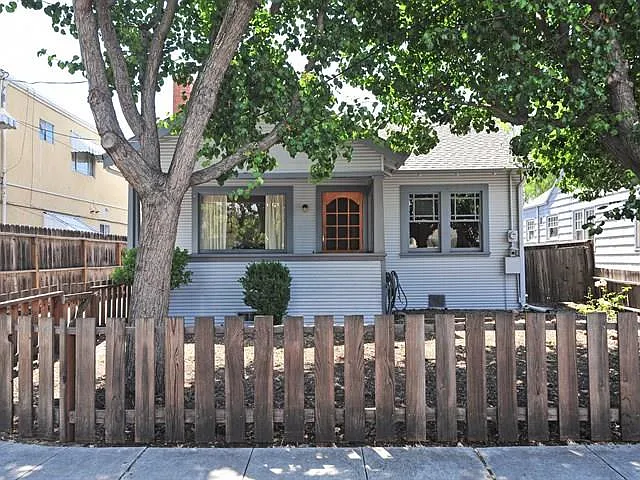 527 Jackson Ave photo 1