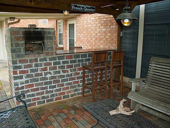 patio bar and pizza oven