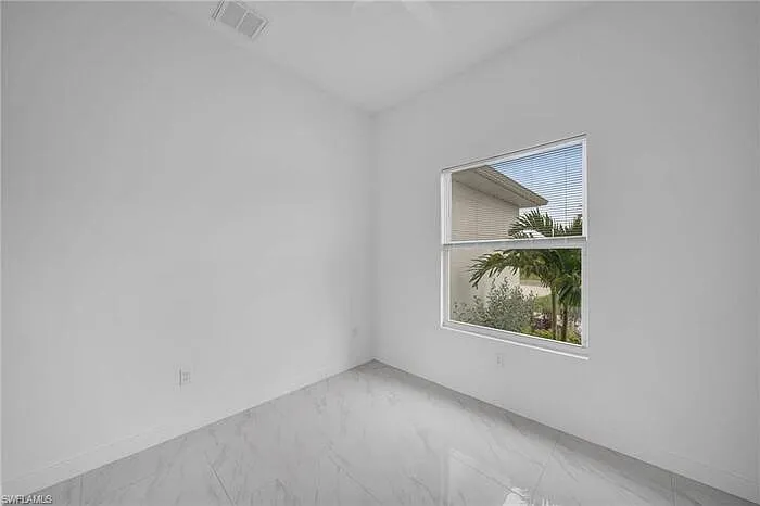438 Poplar St — Photo 9