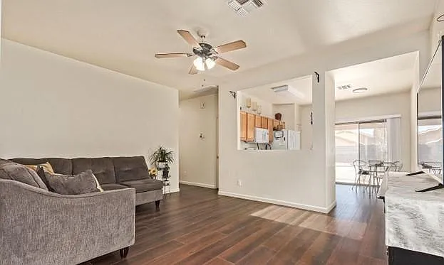 3 bed, 1027 sqft, $1,788 — Photo 4