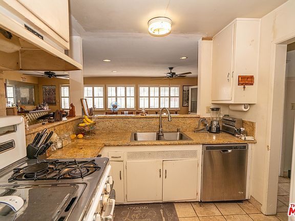 4th image of 13433 Stanford Ave