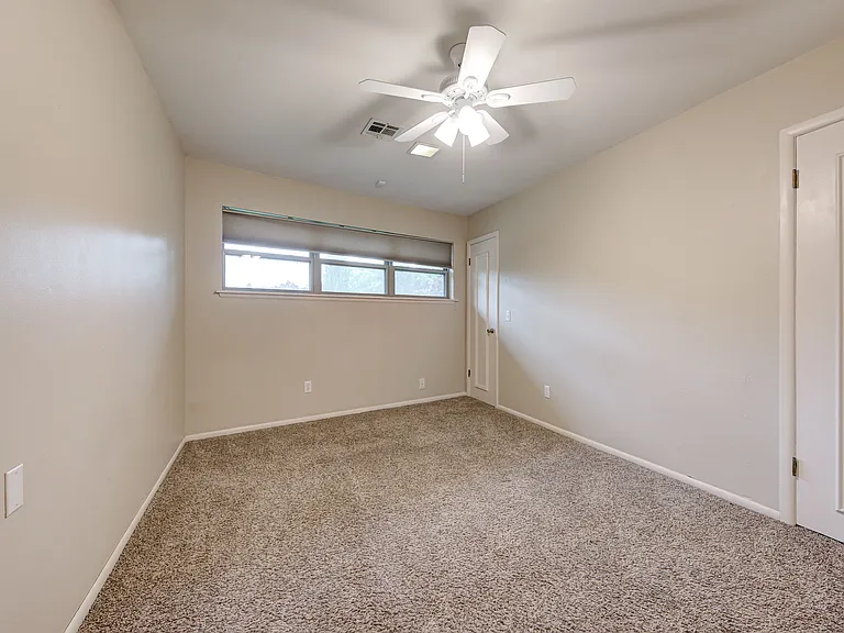 4616 N Harvey Pkwy — Photo 29