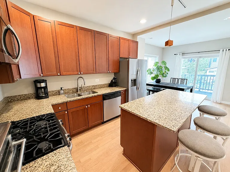 1330 W Roscoe St #1 — Photo 10