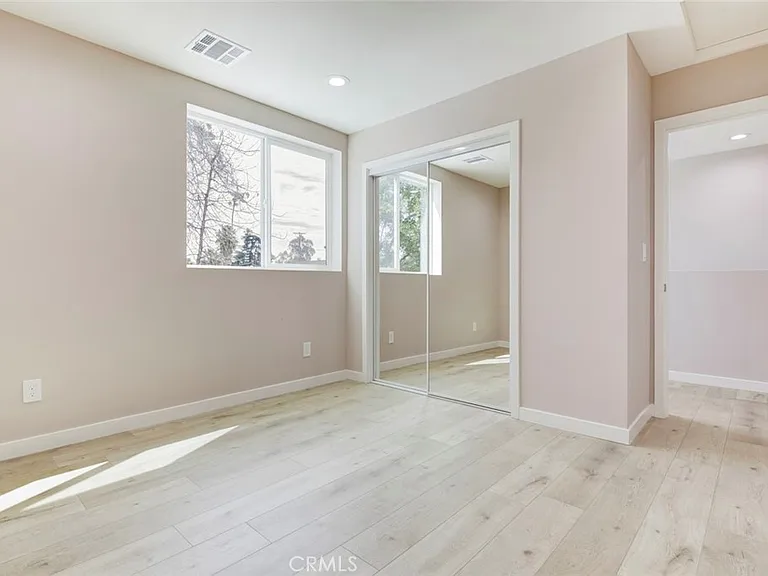 15557 Wyandotte St — Photo 17