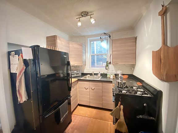 3rd image of 130 Coffey St