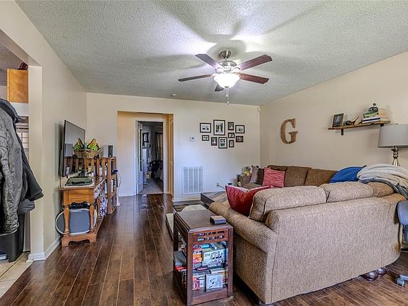 3rd image of 15 Oakcrest Trl NE