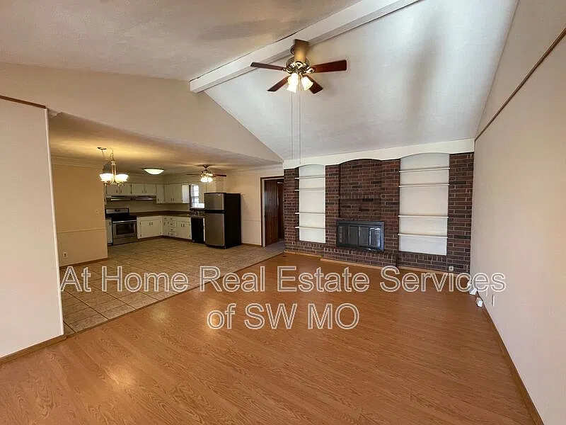 4 bed, 2.5 bath, 1798 sqft, $1,680 — Photo 3