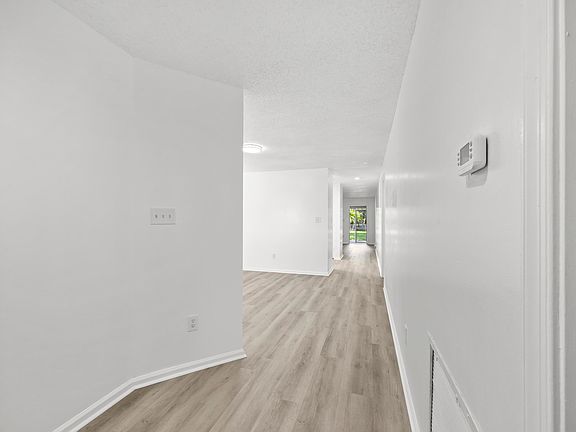 4th image of 136 Sparrow Drive #B