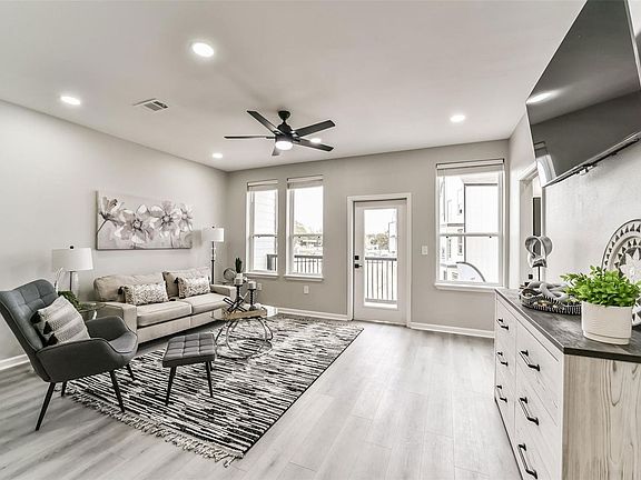 5th image of 2511 Washington St #202