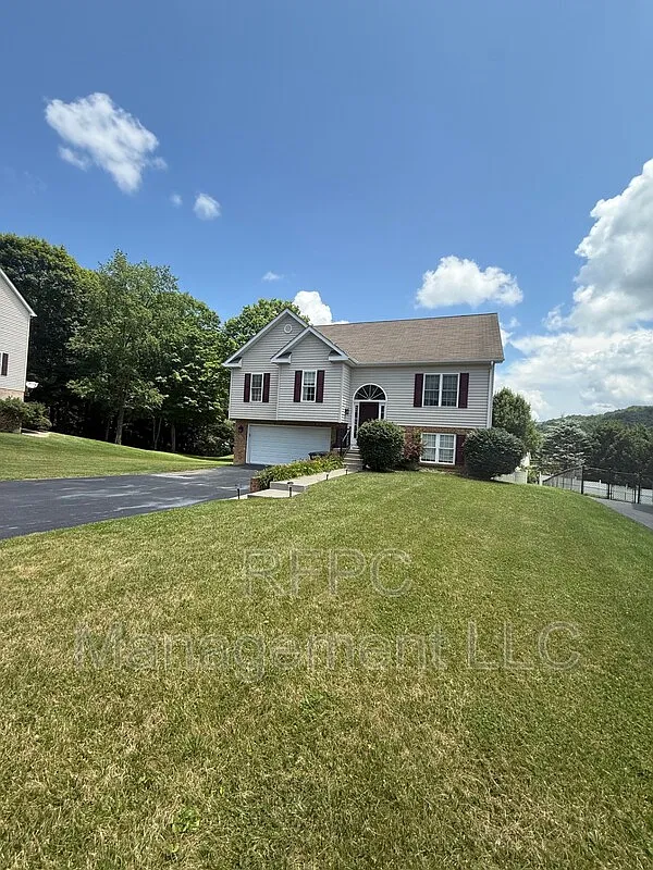 4 bed, 2.5 bath, 1750 sqft, $2,150 — Photo 3