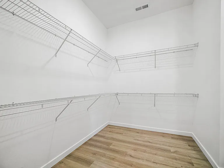 655 E Forest St — Photo 13