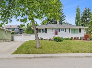 27 SE Heston St NW, Calgary, AB T2K2C3