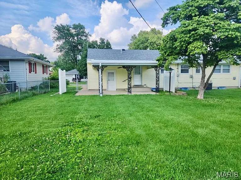 230 Monterey Dr — Photo 17