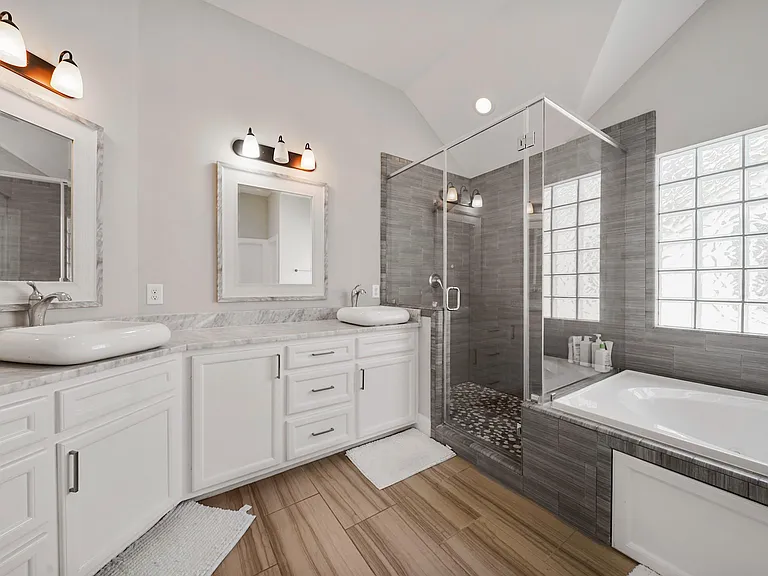 526 Westcross St — Photo 14