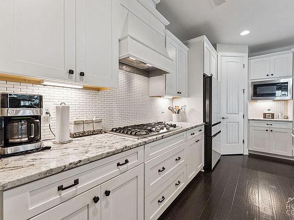 5th image of 1028 Nickelby St