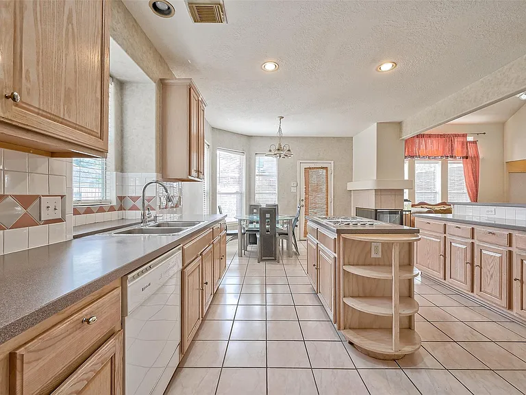 6806 Rhodes Ct — Photo 24