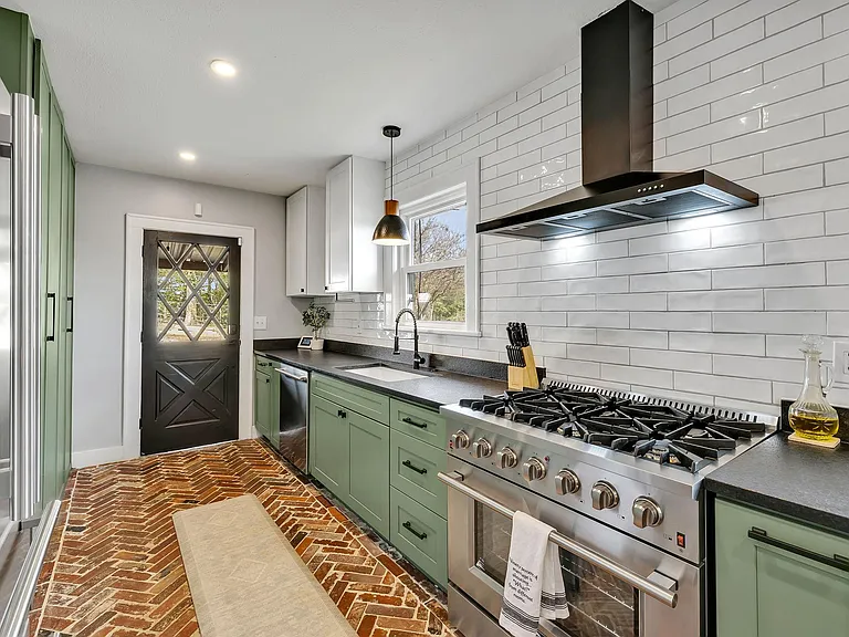 335 Dupont Ave — Photo 19