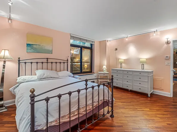 400 East 70th Street image 11 of 20