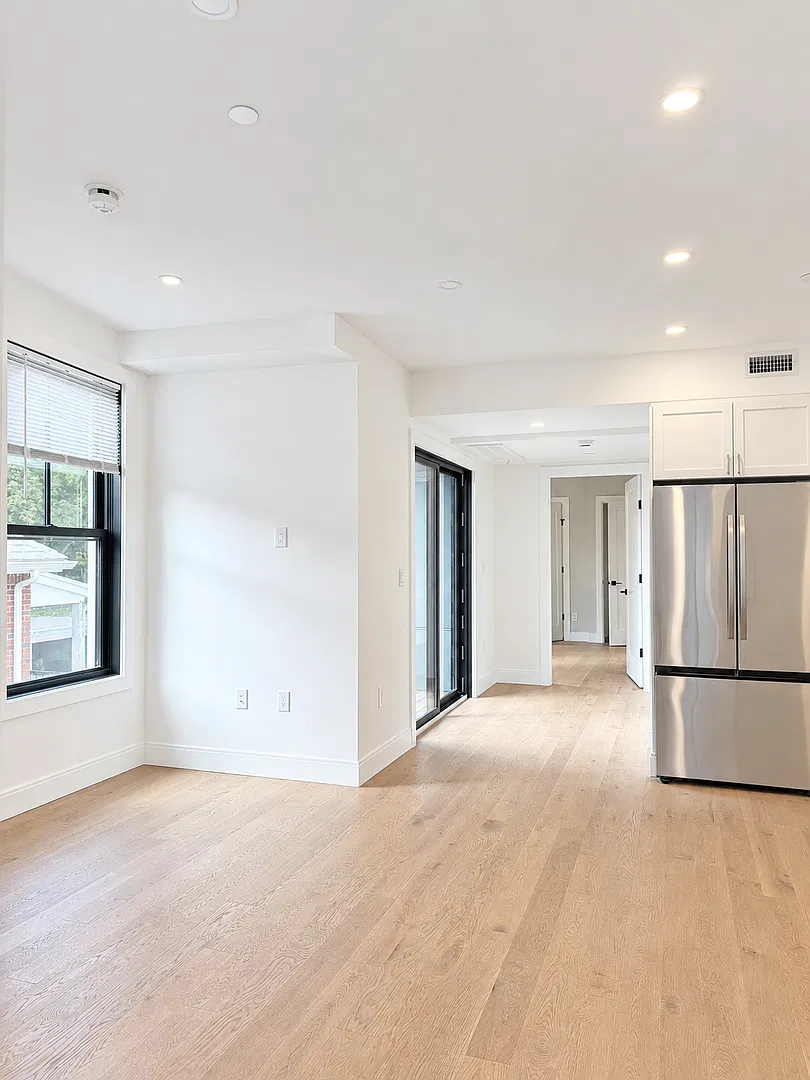 Charming 2 Bedroom- No Broker Fee — Photo 2