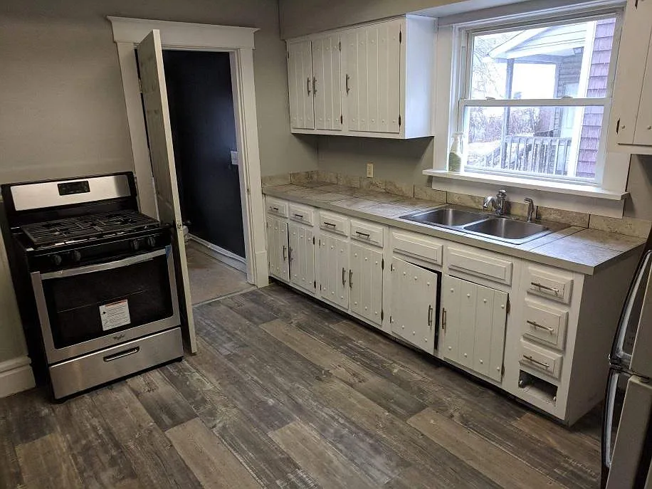 522 Rentschler St — Photo 2