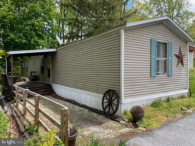 1st image of 15 Acorn Ln
