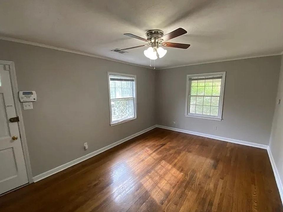 2nd image of 1113 Robin Hood Ln