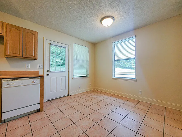 105 Kingsbury Ct — Photo 8