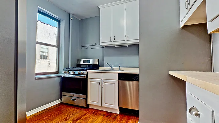 Sold by Bizzarro Agency | media 13