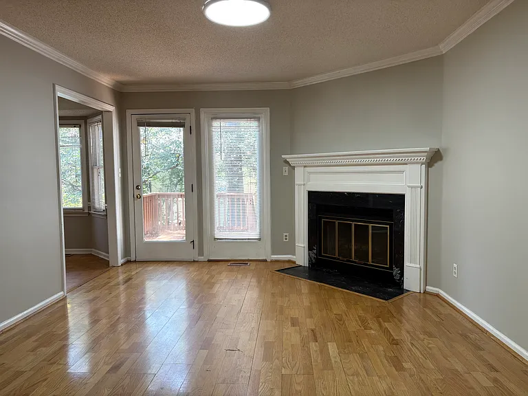2027 Trexler Ct — Photo 2