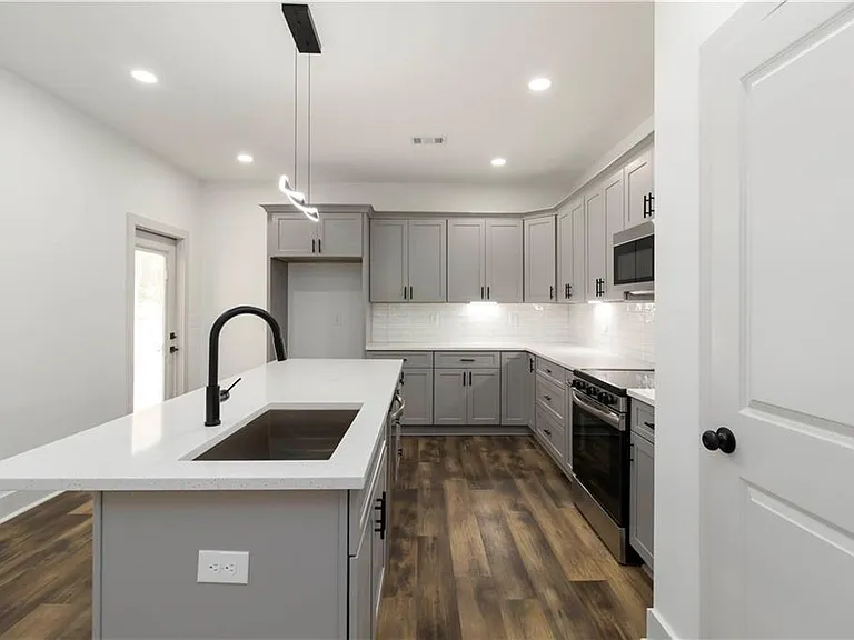 2884 Thompson Cir — Photo 14