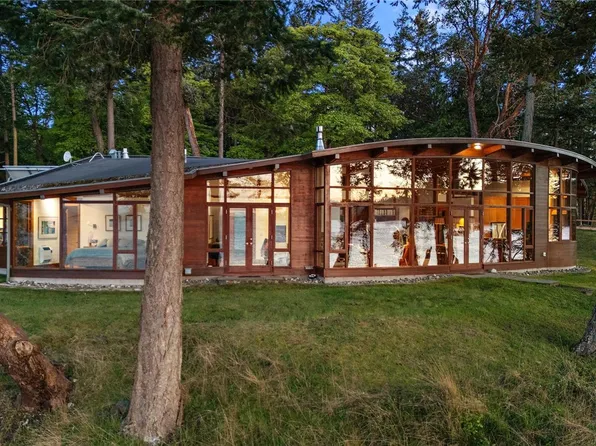 1228&1232 Greenleaf Ln, Sidney, BC V8L 5Y9