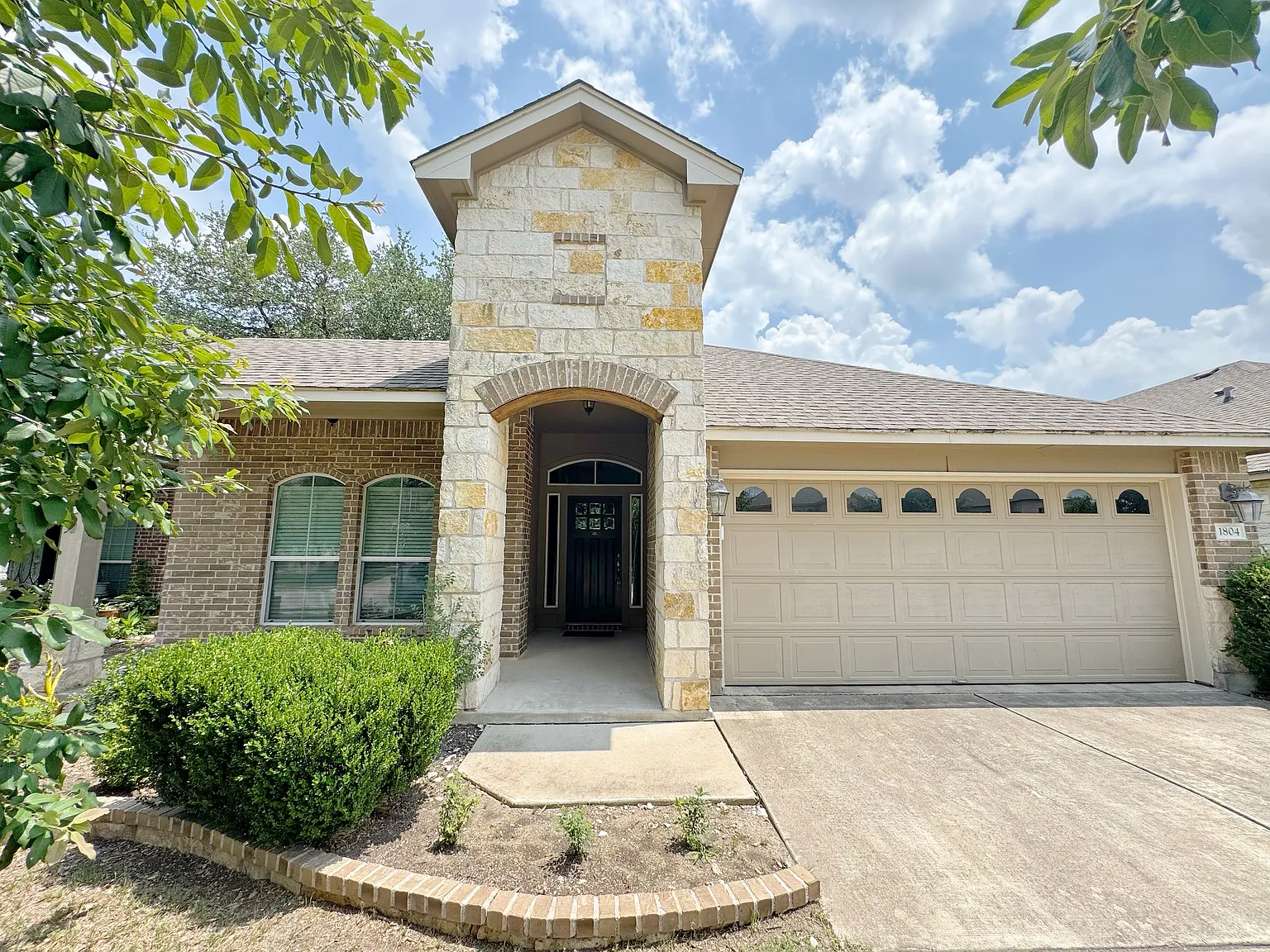 3 bed, 1848 sqft, $2,350 — Photo 1
