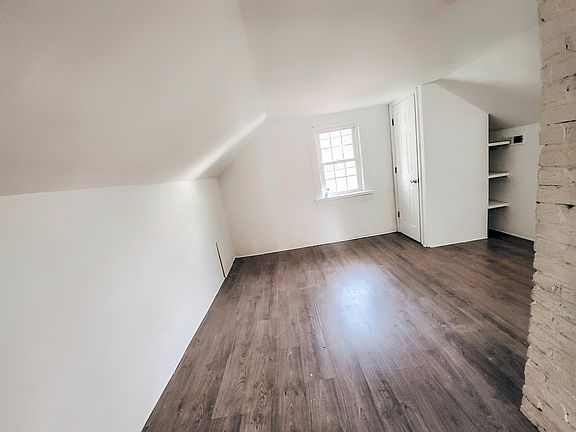 4th image of 8 Ivy Ave