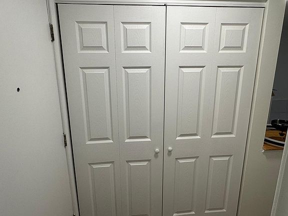 4th image of 2411 W Balmoral Ave APT 1D