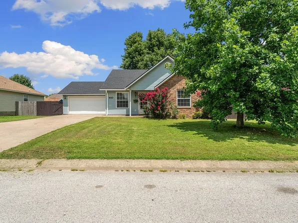 610 Charlotte St SW, Gravette, AR 72736