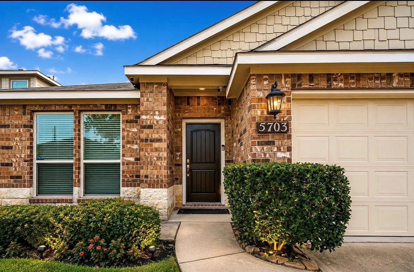 3 bed, 2.0 bath, 2061 sqft, $2,200 — Photo 3