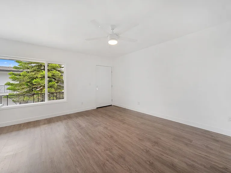 1725 Freeman Avenue — Photo 3