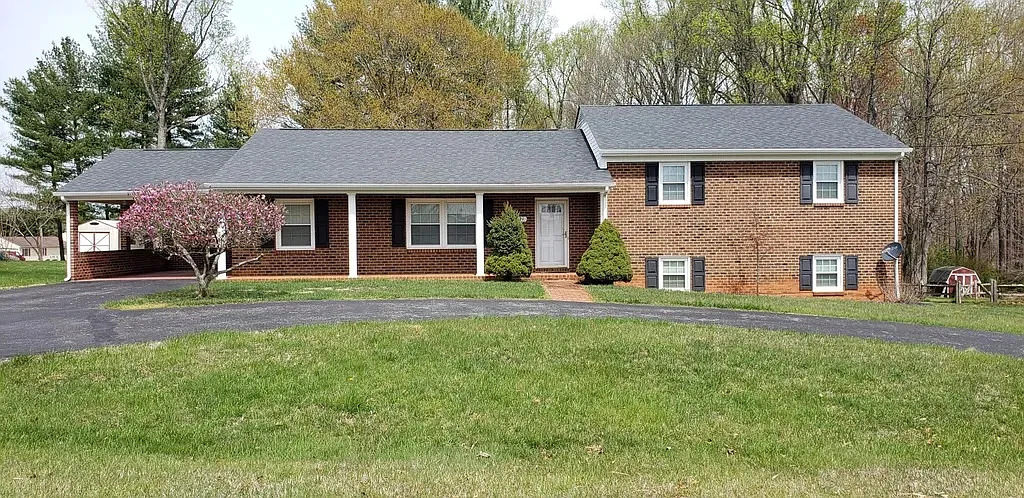 4 bed, 2.5 bath, 2410 sqft, $2,100 — Photo 1