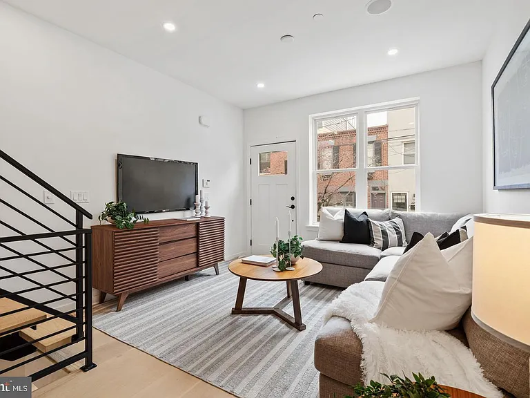 2209 Montrose St — Photo 10