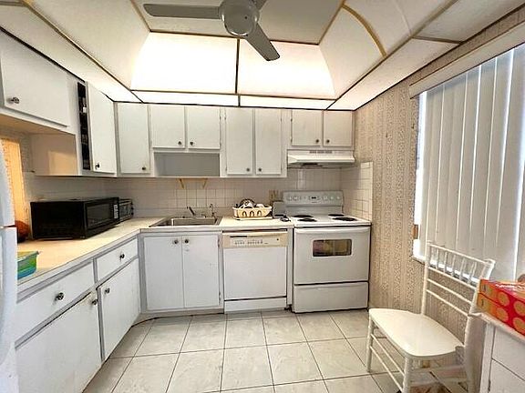 3rd image of 7205 NW 4th Place #107